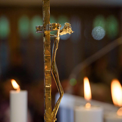 Pozlatený kríž v kostole - plastika ukrižovaného Krista