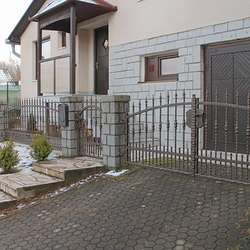 Kované oplotenie rodinného domu - kovaný plot so zahustením v spodnej časti Kované oplotenie rodinného domu - kovaný plot so zahustením v spodnej časti