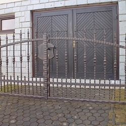 Kované oplotenie - kovaná brána pri rodinnom dome so zahustením v spodnej časti Kované oplotenie - kovaná brána pri rodinnom dome so zahustením v spodnej časti