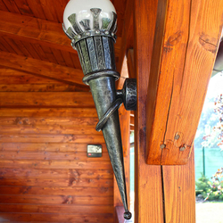 Kovaná fakľa v záhradnom altánku - exteriérová lampa - exkluzívne ručne kované svietidlo so sklom