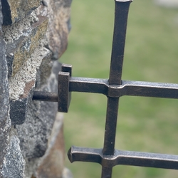 Detail kovaného oplotenia kostola v Ľubici - brány a ploty