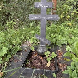 Kovaný pomník na urnu s krížom a popisom na záhrade