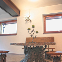 Umelecký dizajn - kované svietidlá, záhradný nábytok a svietnik s lesným motívom