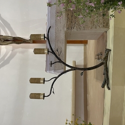 Kovaný svietnik štvorramenný v kostole v obci Sokoľ pri Košiciach vykovaný ako dubový konár