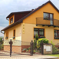 Kované oplotenie - jemnosť v detaile - kovaná brána a plot pri rodinnom dome Kované oplotenie - jemnosť v detaile - kovaná brána a plot pri rodinnom dome