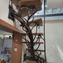 Umelecké schodisko navrhnuté a vyrobené v ateliéri kováčskeho umenia UKOVMI ako riešenie vstupu do podkrovia