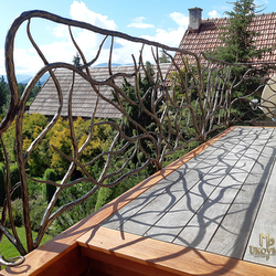 Luxusné balkónové zábradlie ručne vyrobené umeleckými kováčmi - exteriérové zábradlie Luxusné balkónové zábradlie ručne vyrobené umeleckými kováčmi - exteriérové zábradlie
