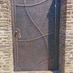 Kovaná bránka - moderná kovaná bránka s plechom