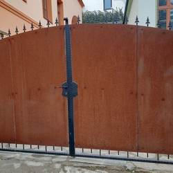 Kovaná brána s korténovým plechom vyrobená pre historickú budovu v centre Prešova - pohľad zvnútra 