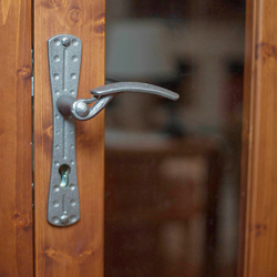 Ručne kovaná kľučka na dvere