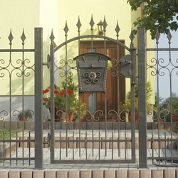 Kovaná bránka s poštovou schránkou ako súčasť oplotenia rodinného domu