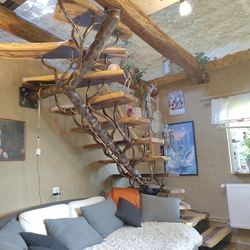 Luxusné ručne kované schodisko v interiéri s dizajnom prírody 