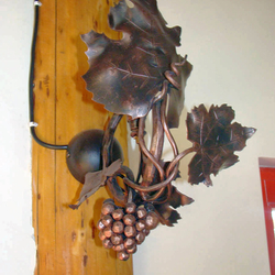 A wall wrought iron lamp - The vine with grapes