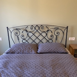 Romantická kovaná posteľ v spálni rodinného domu - kovaný nábytok
