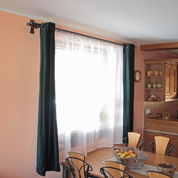 Dvojtyčové kované garniže na okno ako súčasť kovaného nábytku v rodinnom dome