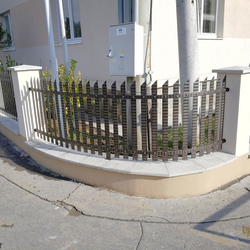 Kované plotenie staršieho rodinného domu v jednoduchom štýle - kovaná brána a plot