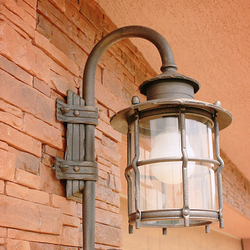 Kované bočné svietidlo so sklom na rodinnom dome - exteriérová lampa Kované bočné svietidlo so sklom na rodinnom dome - exteriérová lampa