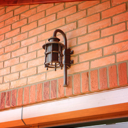 Umelecká ručne kovaná nástenná lampa na terase