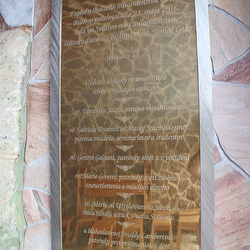 Pozlátená pamätná tabuľa s nerezovým rámom na hore Butkov