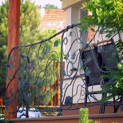 Umelecké zábradlie na terase rodinného domu - exteriérové zábradlie