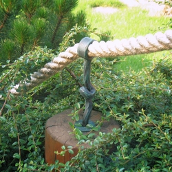 Ručne kovaný držiak lana v záhrade rodinného domu