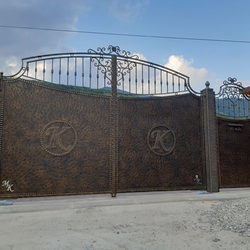 Majestátna kovaná brána s bránkou vyrobená pre rodinný dom pri Martine