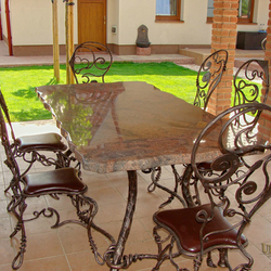 Luxusné sedenie v altánku - exkluzívne ručne kované stoličky a stôl s kameňom a kožou vyrobené v UKOVMI