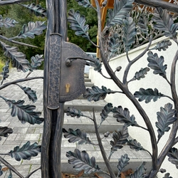 Detail kovanej brnky s dubovmi vetvikami - dizajnov oplotenie