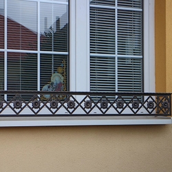 Kovaná okenná zábrana na kvetináče - kovaný držiak kvetov