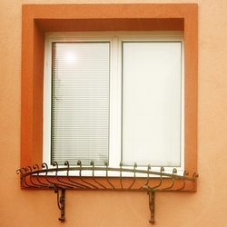 Kovaný držiak kvetov na okne rodinného domu - okenná zábrana na truhlíky