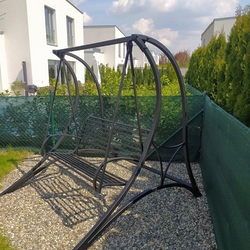 Hojdacia lavička v čiernej farbe v záhrade rodinného domu v Čechách - kované hojdačky