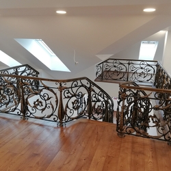 Kvalitné kované zábradlie vyrobené v UKOVMI pre rodinnú vilu pri Martine - interiérové zábradlie na schody a galériu