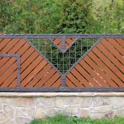 Kovaná brána - drevo - kov, súhra materiálov - moderná brána pri rodinnom dome