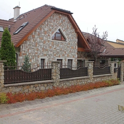 Kovaný plot - plný s plechom - výnimočné oplotenie rodinného domu Kovaný plot - plný s plechom - výnimočné oplotenie rodinného domu