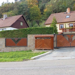 Kovaná brána a plot - drevo - kov, súhra materiálov - moderná brána a plot pri rodinnom dome