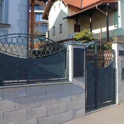 Kovaný plot - kombinácia plech a kované - výnimočná bránička a oplotenie Kovaný plot - kombinácia plech a kované - výnimočná bránička a oplotenie