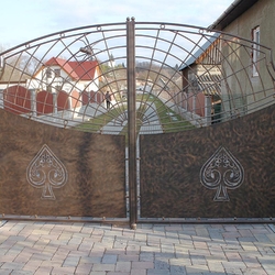 Kovaná brána s pavúkom - exkluzívna kovaná brána kombinovaná plechom