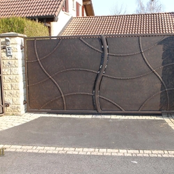 Plná kovaná brána vyrobená k rodinnej chate vo Švajčiarsku - súkromie umením - exkluzívna moderná brána