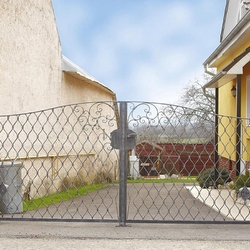 Kovaná brána - jemnosť v detaile - brána pri rodinnom dome Kovaná brána - jemnosť v detaile - brána pri rodinnom dome
