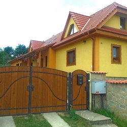Kovaná brána - drevo - kov, súhra materiálov - plná brána pri rodinnom dome Kovaná brána - drevo - kov, súhra materiálov - plná brána pri rodinnom dome