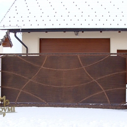 Plná kovaná brána - luxusná brána pri rodinnom dome