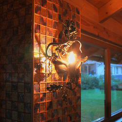 Výnimočné svietidlo - kované interiérové svietidlo Dub - nástenná lampa ručne kovaná s prírodným motívom