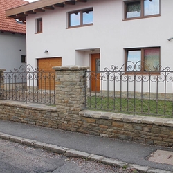 Kované oplotenie rodinného domu - kovaná bránka a plot Kované oplotenie rodinného domu - kovaná bránka a plot