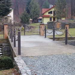 Kované oplotenie a kované zábradlie s reťazou Kované oplotenie a kované zábradlie s reťazou
