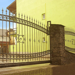 Kované brány a ploty - výnimočný kovaný plot so zavináčovým vzorom 