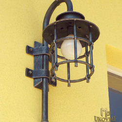 Bočné kované svietidlo KLASIK - luxusné exteriérové svietidlo - záhradná nástenná lampa s logom UKOVMI