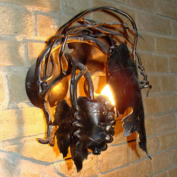 Interiérová nástenná lampa - bočná kovaná lampa do pivnice s motívom hrozna - originálne svietidlo