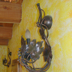 Nástenná interiérová lampa - kovaná bočná lampa - vinič - svietidlo do obývačky, na chalupu, reštaurácie...