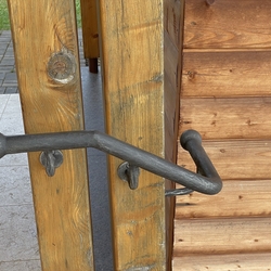 Kované madlo v exteriéri kostola pomáha bezpečnému prechodu veriacich Kované madlo v exteriéri kostola pomáha bezpečnému prechodu veriacich