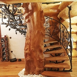 Ručne kované schodisko a zábradlie vyhotované ako strom sosna v poľovníckej chate